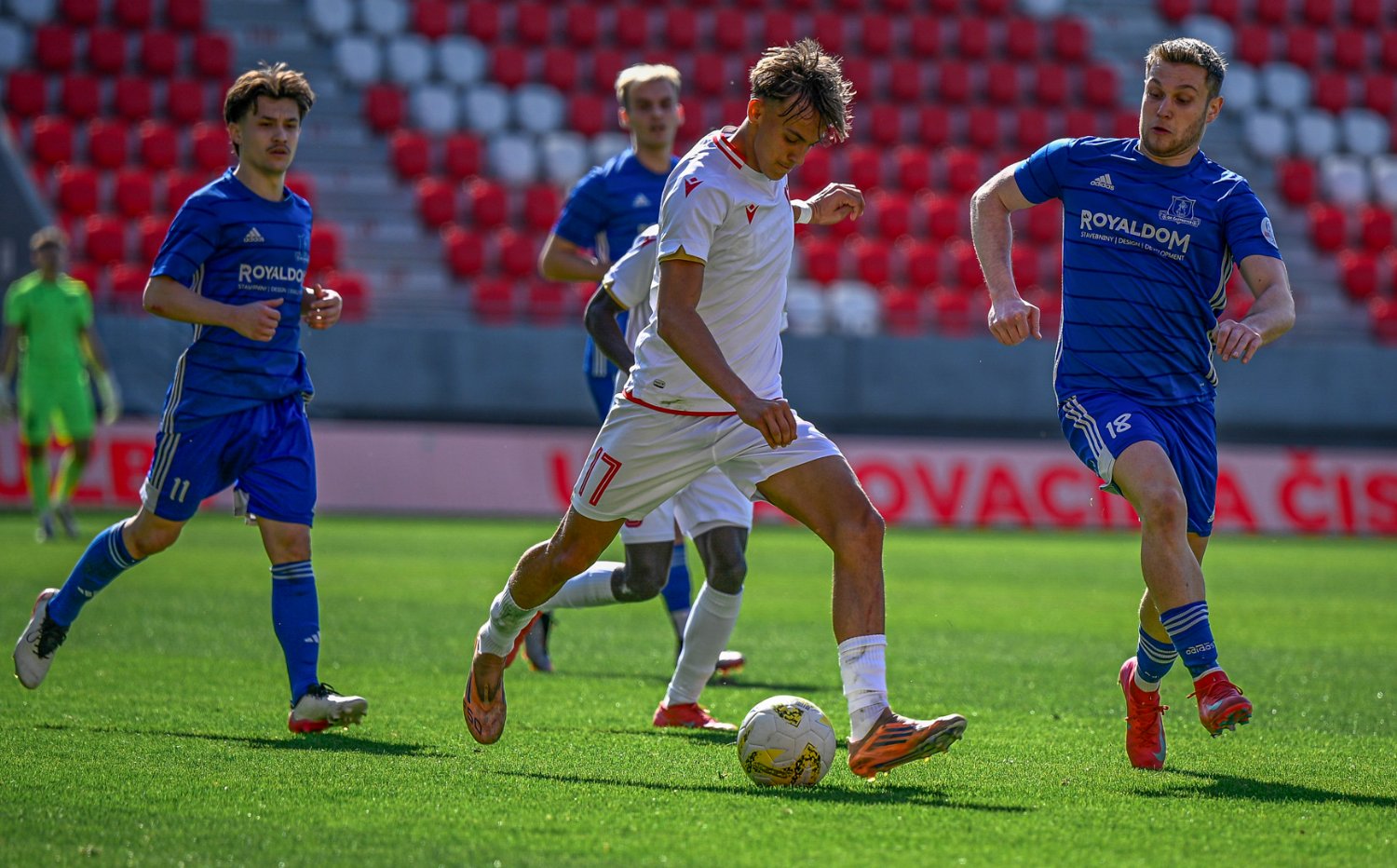 A-t�m | �i�ka podp�sal �tvorro�n� zmluvu, z�rove� mieri na hos�ovanie do Interu