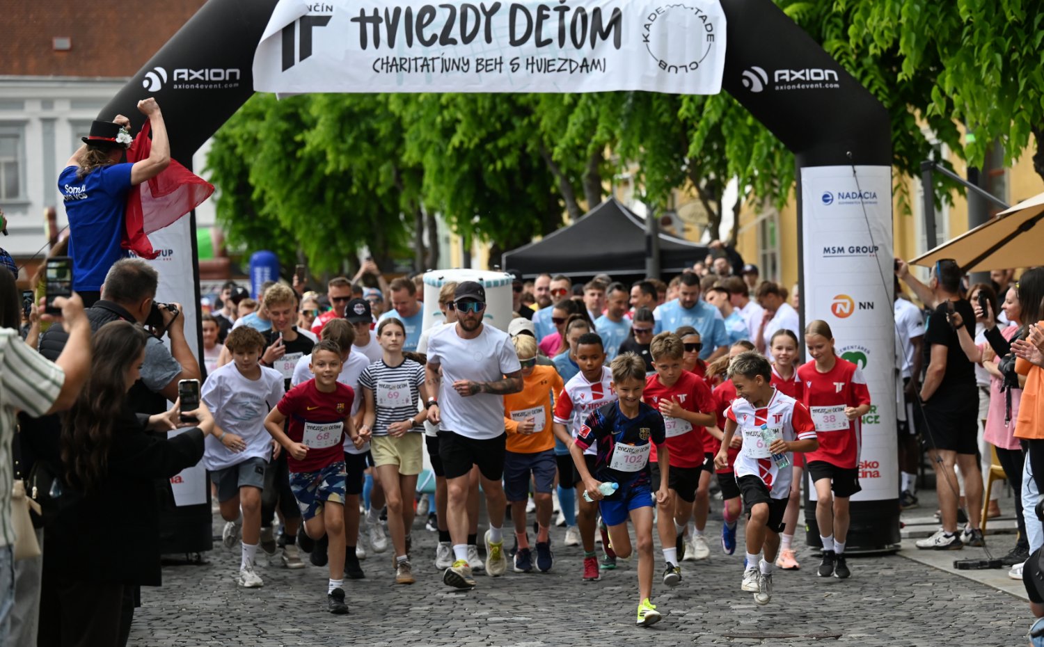 Hviezdy de�om | N�mestie zaplnili hviezdy, rodiny a detsk� rados�