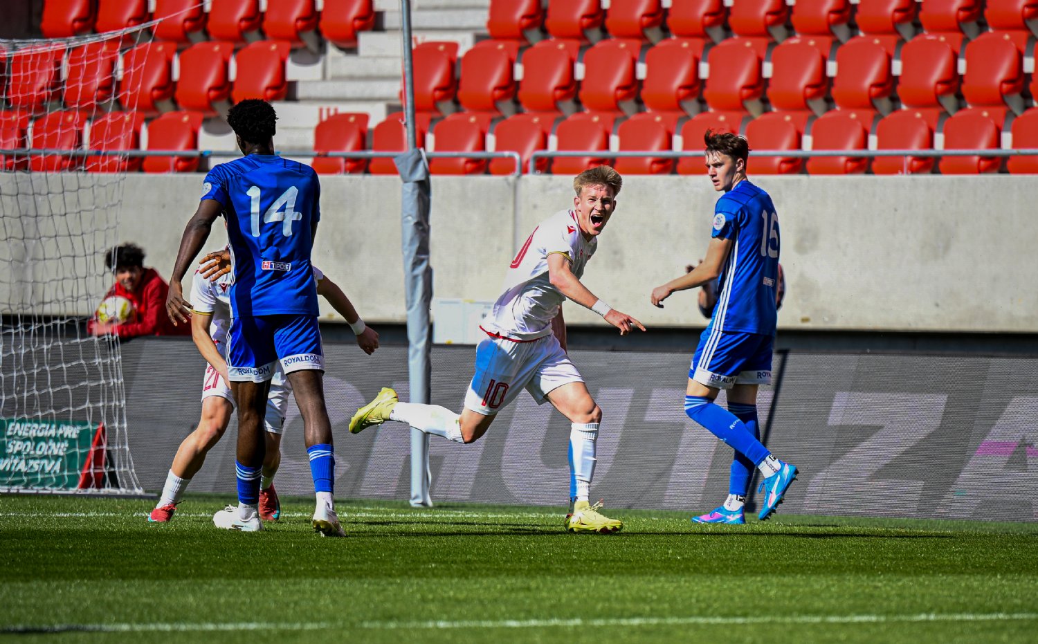 B-t�m | Dom�ce v�azstvo nad �astkovcami